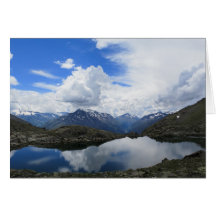 Alpensee und Wolken