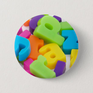 Alphabet beschriftet Hintergrund-Abzeichen Button