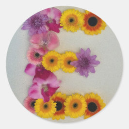 Alphabet E in Blume Runder Aufkleber