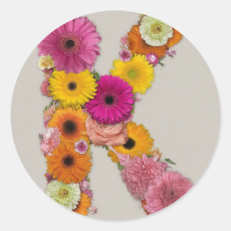 Alphabet K in Blume Runder Aufkleber