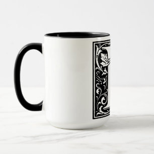 Alphabet Letter E über Tasse im Renaissancestil