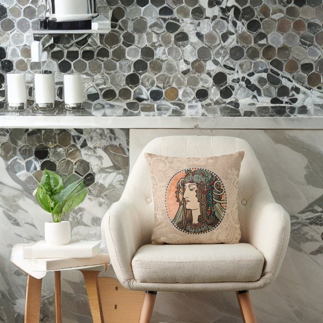 Alphonse Mucha Vintage Frau mit grüner Haube Kissen (Von Creator hochgeladen)