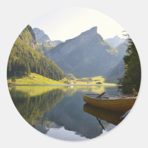 Alpiner Bergsee in der Schweiz Runder Aufkleber