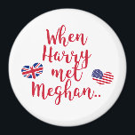 Als Harry Meghan traf | Fun Royal Wedding Magnet<br><div class="desc">NewParkLane - Royal Wedding Magnet,  mit lustigem Zitat "When Harry met Meghan",  in roten Schriftzeichen,  und die Fahnen des Vereinigten Königreichs und der Vereinigten Staaten in Herzformen. Karo diese Auflistung für passende Elemente aus. Haben Sie spezielle persönliche Designwünsche? Kontaktieren Sie mich bitte!</div>