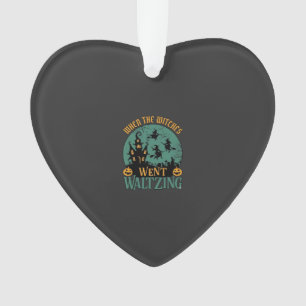 Als Hexen beim Walzer zum Halloween-Spukhaus tanzt Ornament