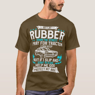 Als ich Gummi in die Straße schlug, fuhr ich mit M T-Shirt