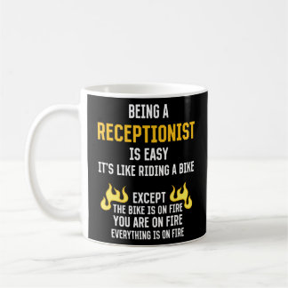 Als Rezeptionist ist der Mitarbeiter an der Rezept Kaffeetasse