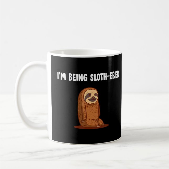 Als Slothered Spaß Lazy Animal Meme Kaffeetasse (Links)