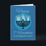 Als Verlobtes Paar Erste Hanukkah Menorah Karte<br><div class="desc">Als verlobtes Ehepaar würden sie Liebe haben,  diese besondere Karte zu erhalten,  um ihre erste Chanukah zu feiern! Royal Blue Hintergrund ist stark gegen die Botschaft. Ein Mittelkreis betont die schwarze Menorah mit Kerzen.</div>