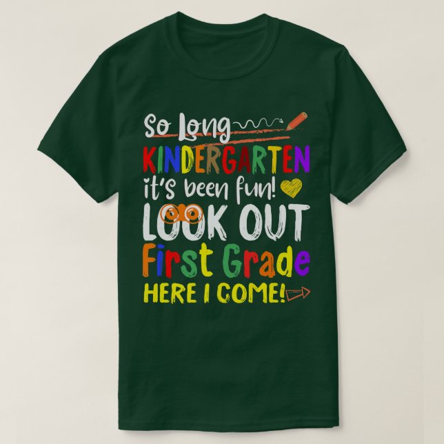 Also, der lange Kindergarten schaut auf die 1. Kla T-Shirt (Design vorne)