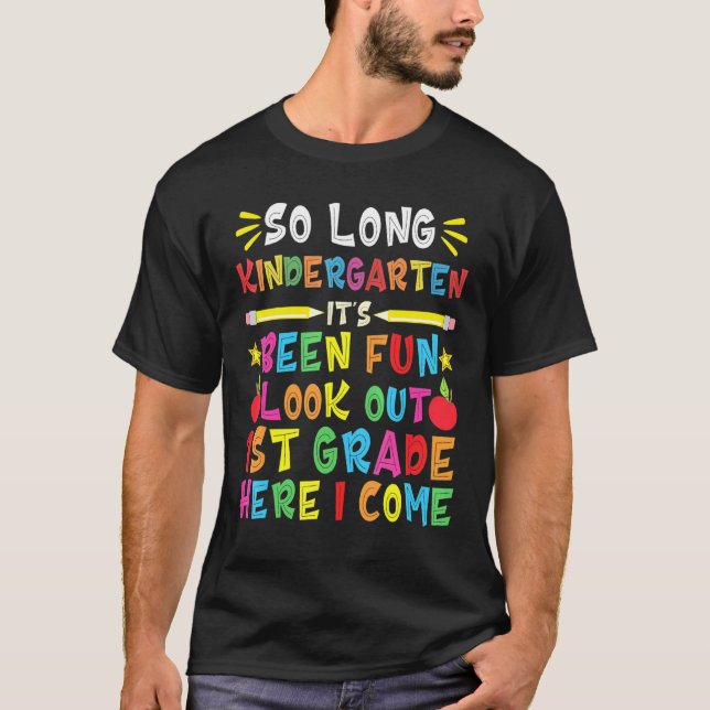 Also, der lange Kindergarten schaut auf die 1. Kla T-Shirt (Vorderseite)
