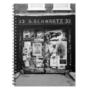 ALTBAU-FASSADE DES ALTEN GESCHÄFTS AUF DER STRASSE NOTIZBLOCK