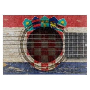 Alte Akustikgitarre mit kroatischer Flagge Schneidebrett