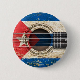 Alte Akustikgitarre mit kubanischer Flagge Button