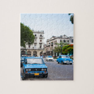 Alte Autos auf den Straßen von Havanna
