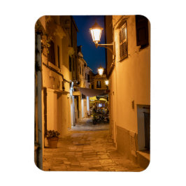 Alte beleuchtete schmale Straße in Mahon - Menorca Magnet
