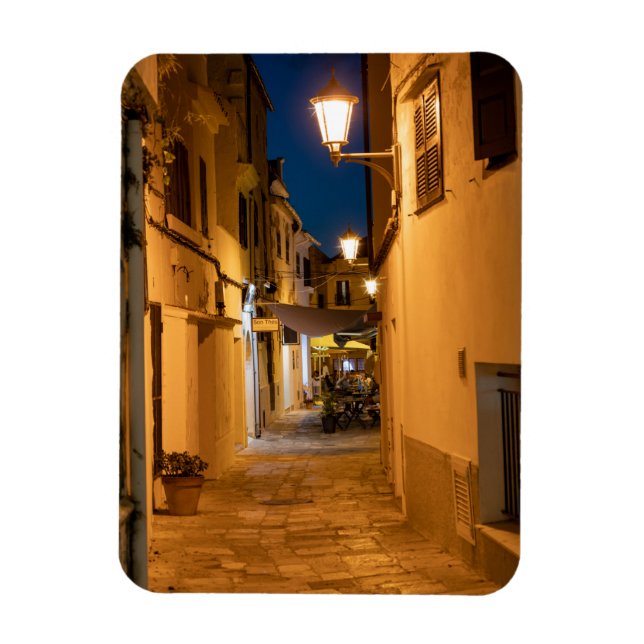 Alte beleuchtete schmale Straße in Mahon - Menorca Magnet (Vertikal)