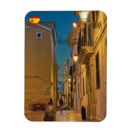 Alte beleuchtete schmale Straße in Mahon - Menorca Magnet