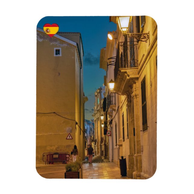 Alte beleuchtete schmale Straße in Mahon - Menorca Magnet (Vertikal)