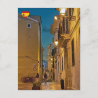 Alte beleuchtete schmale Straße in Mahon - Menorca
