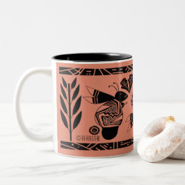Alte Bienen und Blume auf der Tasse der Korallen