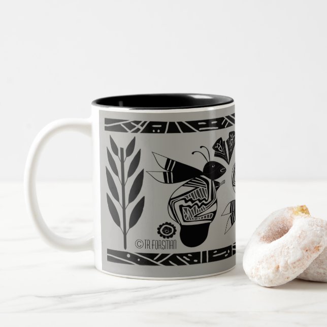Alte Bienen und Blume auf grauer Tasse (Mit Donut)