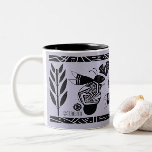 Alte Bienen und Blume auf lila Tasse