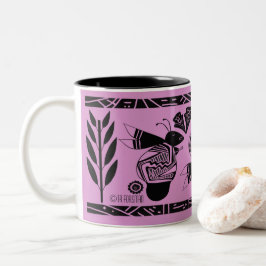 Alte Bienen und Blume auf lila Tasse