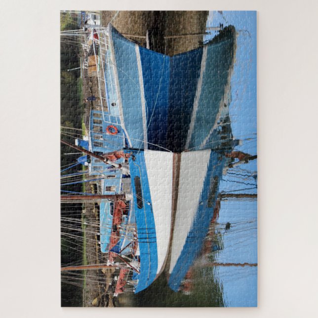 Alte Boote im Hafen von Douarnenez (Vertikal)