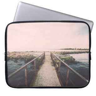Alte Brücke mit rostigen Metallschienen in der Näh Laptopschutzhülle