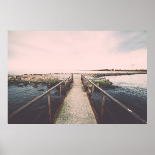 Alte Brücke mit rostigen Metallschienen in der Näh Poster