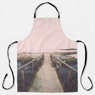 Alte Brücke mit rostigen Metallschienen in der Näh Schürze