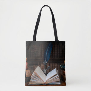 Alte Bücher, Federkugelschreiber und antikes Tinte Tasche