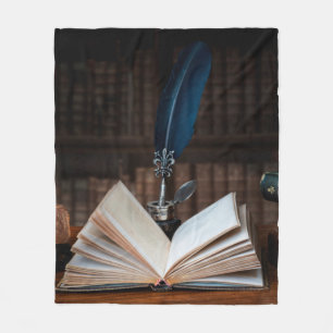 Alte Bücher, Stift und Vintage Tinte aus Holz Fleecedecke
