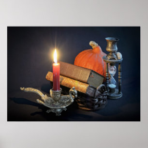 Alte Bücher und Sanduhr auf dunklem Tisch Poster