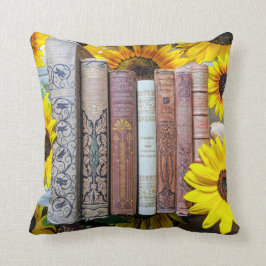Alte Bücher und Sonnenblumen Kissen