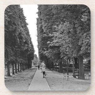 Alte Dame, die im Sommer im Pariser Park spaziert Getränkeuntersetzer