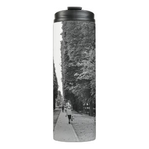 Alte Dame, die im Sommer im Pariser Park spaziert Thermosbecher