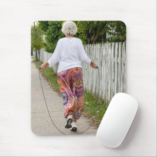 Alte Dame hüpft Seil auf einem Bürgersteig Mousepad