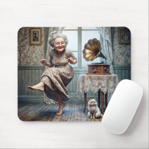 Alte Dame tanzt zu einem Grammophon Mousepad