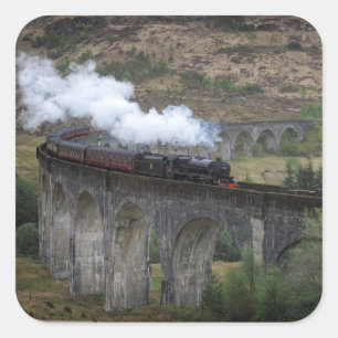 Alte Dampfbahn auf Glenfinnan Viadukt Quadratischer Aufkleber