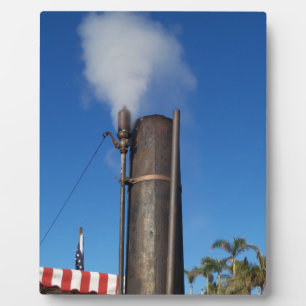 alte Dampfpfeife mit einer weißen Dampfwolke Fotoplatte