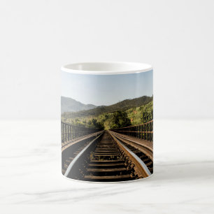 Alte Eisenbahnbrücke-Naturlandschaft der Eisenbah Kaffeetasse