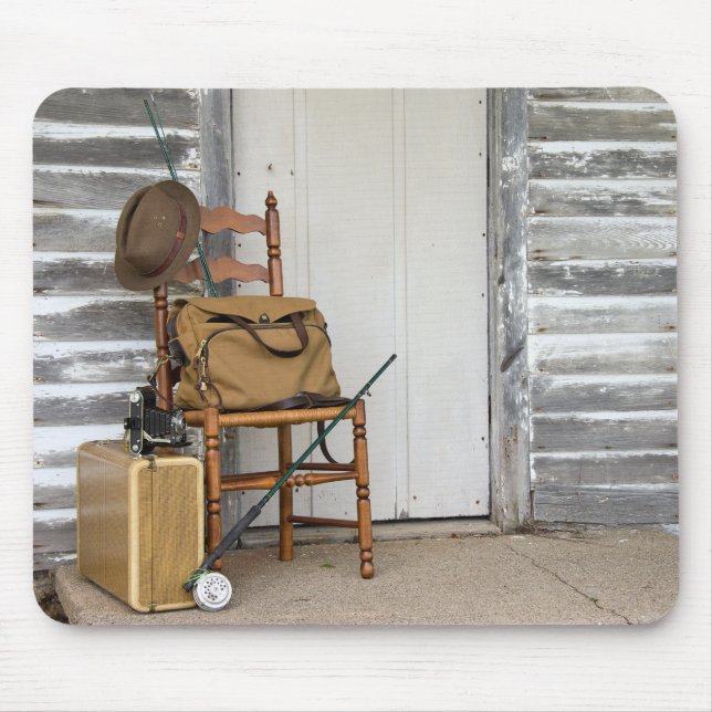 Alte Fischereiausrüstung auf Stühlen Mousepad (Vorne)