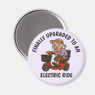 Alte Frau auf Scooter Magnet