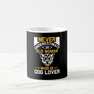 alte Frau, die Hund Lover ist Kaffeetasse