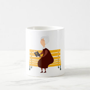 Alte Frau liest die Bibel Kaffeetasse