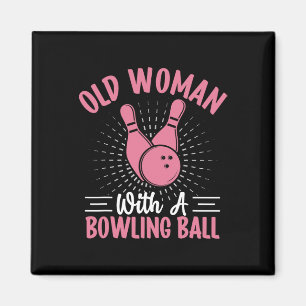 Alte Frau mit einem Bowlingball I Bowling Magnet