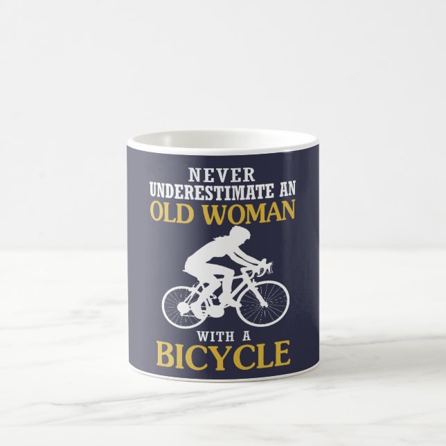 ALTE FRAU MIT EINEM FAHRRAD KAFFEETASSE (Mittel)