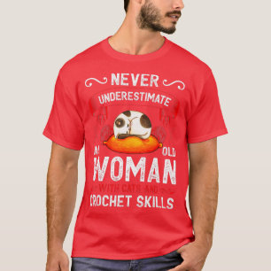 Alte Frau mit Katzenkratzer-Fähigkeiten Funny Croc T-Shirt